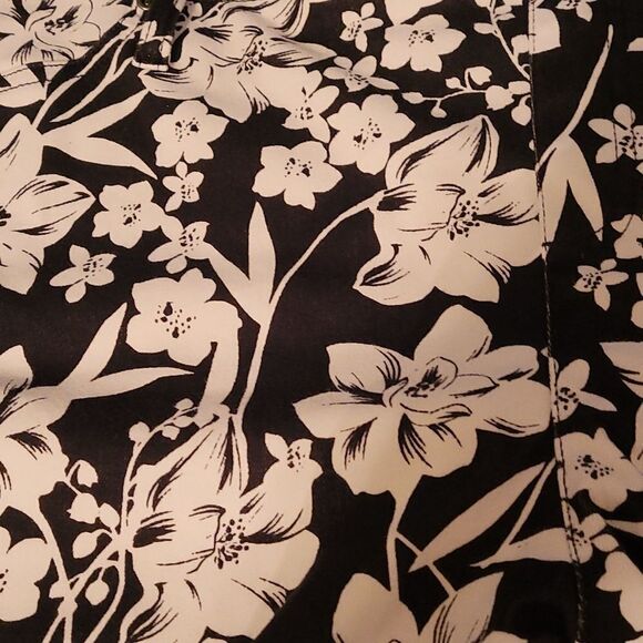 Black and white floral‎ woman's capris - Picture 5 of 5